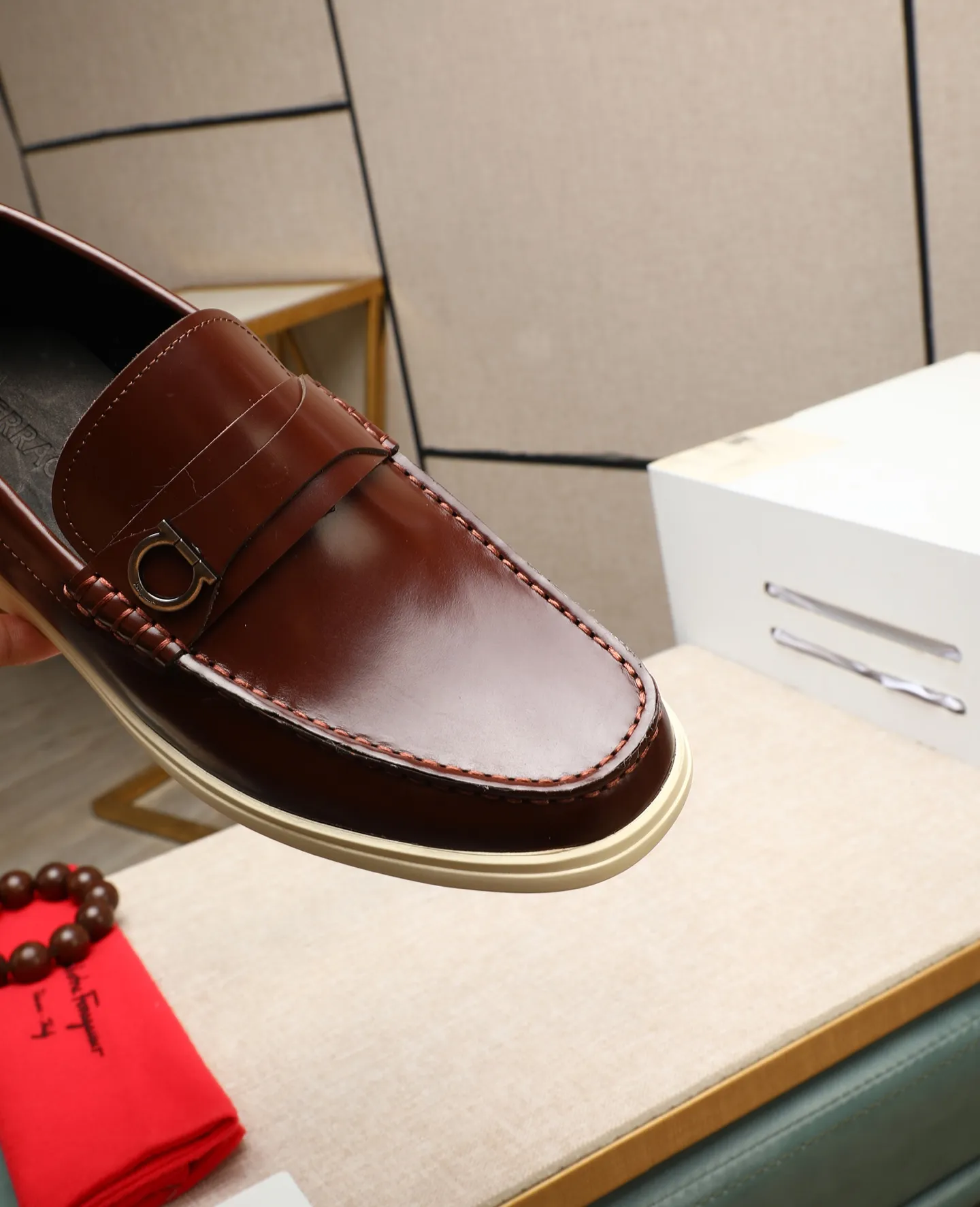 Men's shoes 💰580 📛📛(water-dyed cow lining) Salvatore Ferragamo high-end (Salvatore Ferragamo) is the top international luxury footwear brand. It comes from the fashion kingdom of Italy. It is famous all over the world for its traditional handmade design and novel styles... 🚶🏻🚶🏻New suit shoes are available simultaneously at the counter. This style is purely handmade. The fabric is imported Italian calfskin➕Soft water-dyed cowhide lining. Original authentic outsole🌀🌀Size: 38➖44 (45 46 customized)